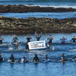 Los surfistas se reúnen durante una manifestación convocada por el colectivo 'Rame pour ta planete' para protestar contra el desarrollo de la sede olímpica del surf en la Polinesia y para preservar el sitio de Teahupoo, en Guethary, suroeste de Francia. | Foto:GAIZKA IROZ /AFP