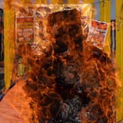 Miembros de Border Angels y migrantes se manifiestan en la frontera entre Estados Unidos y México como parte del Día Internacional del Migrante en Playas de Tijuana, estado de Baja California, México. | Foto:Guillermo Arias / AFP