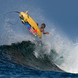 Un surfista monta una ola en un popular destino turístico en la playa de Lhoknga, provincia indonesia de Aceh. | Foto:CHAIDEER MAHYUDDIN / AFP