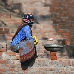 Un trabajador descansa en una obra de construcción en Nueva Delhi, India. | Foto:Sajjad Hussain / AFP