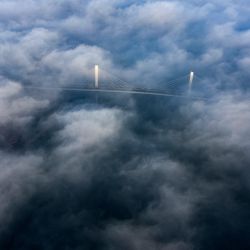 Una vista aérea muestra el puente Mohammad Baqir al-Sadr en una mañana brumosa en la ciudad de Basora, en el sur de Irak. | Foto:Hussein Faleh / AFP