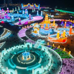 Vista aérea de turistas visitando el Mundo de Hielo y Nieve de Harbin, en Harbin, en la provincia de Heilongjiang, en el noreste de China. | Foto:Xinhua/Zhang Tao