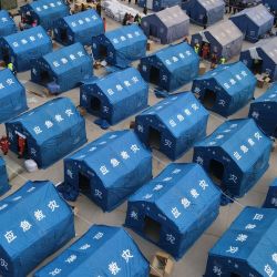 Vista aérea de un sitio de reubicación temporal, en la aldea de Dahe del distrito autónomo de las etnias bao'an, en la provincia de Gansu, en el noroeste de China. El Gobierno chino ha intensificado el trabajo de ayuda ante desastres en las provincias noroccidentales de Gansu y Qinghai, luego del terremoto de magnitud 6,2 registrado en la medianoche del lunes. | Foto:Xinhua/Fan Peishen