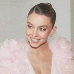 Sydney Sweeney con recogido balletcore