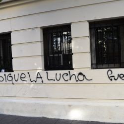 The façade of Argentina's Embassy in Santiago was scratched and attacked with paint early Wednesday morning, hours before the first demonstration against PResident Javier Milei's government in Buenos Aires. Leaflets were also left at the scene with slogans.