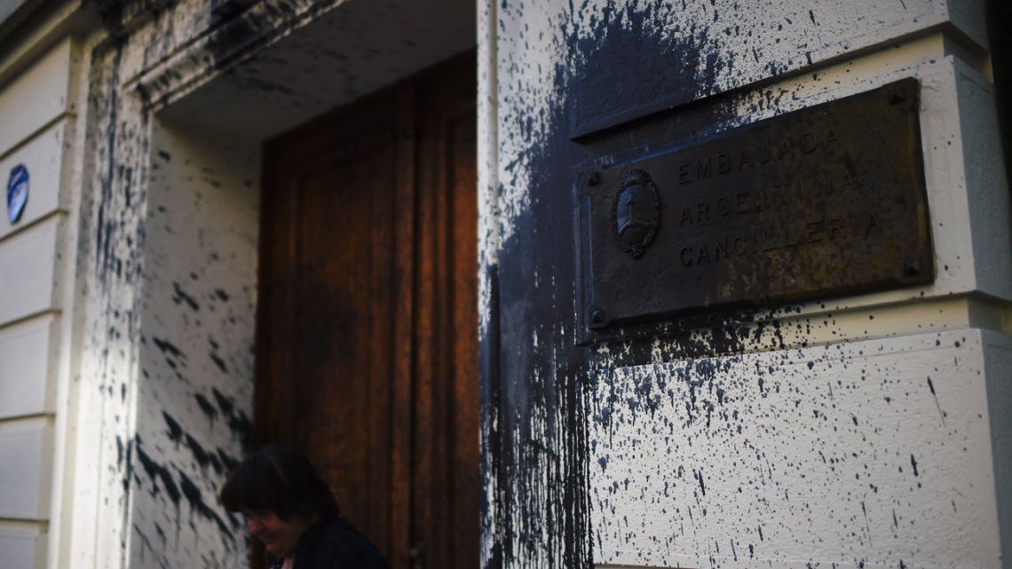 The façade of Argentina's Embassy in Santiago was scratched and attacked with paint early Wednesday morning, hours before the first demonstration against PResident Javier Milei's government in Buenos Aires. Leaflets were also left at the scene with slogans.