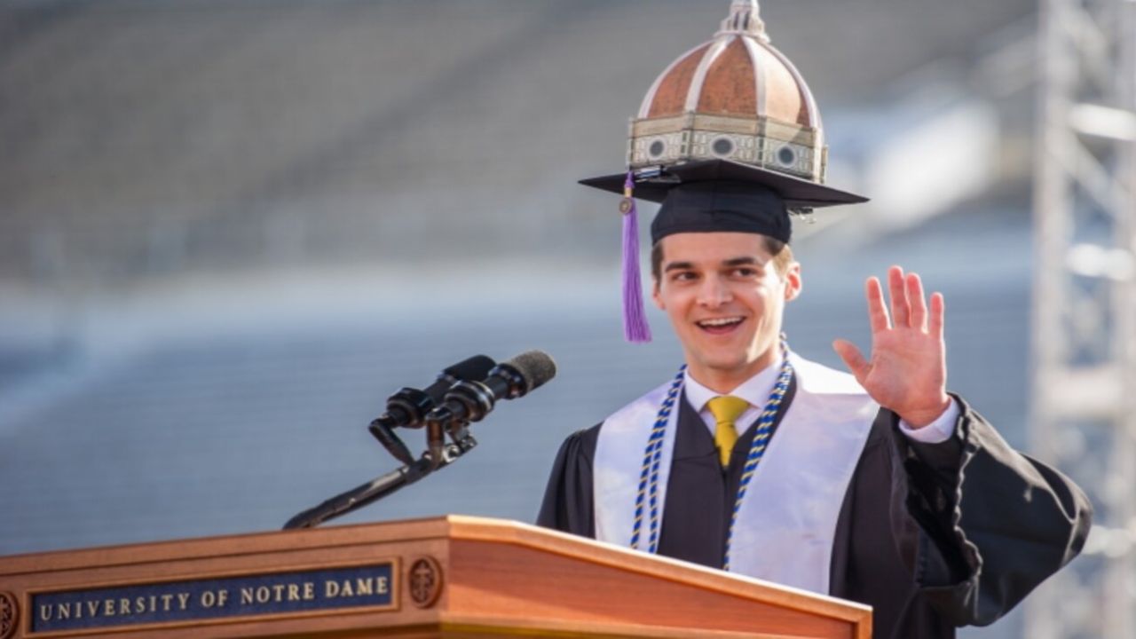 Graduado de Notre Dame, Indiana con construccion en su cabeza | Foto:A quien corresponda