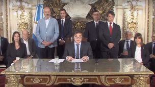 Javier Milei y su gabinete durante el anuncio del DNU.