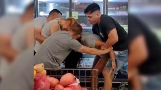 Pasa en Córdoba: dos mujeres se pelearon y tiraron de los pelos por una oferta de carne en el supermercado