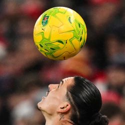 El delantero uruguayo del Liverpool Darwin Núñez mira la pelota durante el partido de fútbol de cuartos de final de la Copa de la Liga inglesa entre Liverpool y West Ham United en Anfield en Liverpool, noroeste de Inglaterra. | Foto:OLI SCARFF / AFP