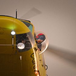En esta imagen obtenida del piloto de helicóptero Angus Morrison, un piloto de extinción de incendios sobrevuela mientras lucha contra los incendios forestales canadienses cerca de Fort Smith, Territorios del Noroeste, Canadá. | Foto:ANGUS MORRISON / UGC / AFP