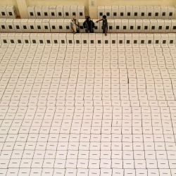 Esta fotografía aérea muestra a funcionarios monitoreando la clasificación de las urnas en un lugar temporal, antes de las elecciones generales de Indonesia de febrero de 2024, antes de ser distribuidas en los colegios electorales, en Yakarta. | Foto:BAY ISMOYO / AFP