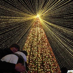 La gente disfruta de las festividades en la céntrica plaza Ala-Too, decorada para conmemorar las próximas vacaciones de Año Nuevo, en Bishkek. El Año Nuevo, que fue la fiesta informal más grande del año en la ex Unión Soviética, también es muy popular en Kirguistán, nación predominantemente musulmana de Asia Central. | Foto:VYACHESLAV OSELEDKO / AFP