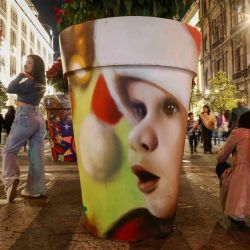 La gente visita luces y decoraciones navideñas en la plaza Zócalo de la Ciudad de México, México. | Foto:Rodrigo Oropeza / AFP