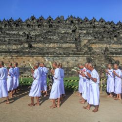 Los candidatos a monje budista meditan y caminan descalzos tres veces alrededor del templo de Borobudur durante el ritual anual 'Pabbaja Samanera', un entrenamiento moral y espiritual de 12 días para futuros monjes, en Magelang, Indonesia. | Foto:DEVI RAHMAN / AFP