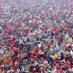 Los devotos hindúes se reúnen mientras escuchan a un orador espiritual en un ashram en una fría mañana de invierno en Mathura, India. | Foto:AFP
