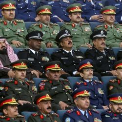 Miembros de las fuerzas de seguridad de Kuwait observan cómo el nuevo emir jura ante los legisladores como el decimoséptimo gobernante del país, en el parlamento kuwaití, en la ciudad de Kuwait. | Foto:YASSER AL-ZAYYAT / AFP