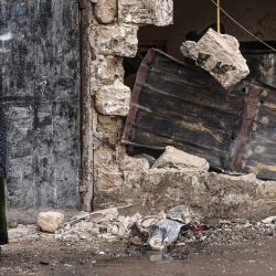 Una mujer se encuentra frente a una casa destruida por los bombardeos israelíes en Rafah, en el sur de la Franja de Gaza, en medio de las batallas en curso entre Israel y el grupo palestino Hamás. | Foto:SAID KHATIB / AFP