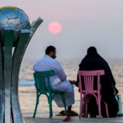 Una pareja sentada durante la puesta de sol en la Fan Village de la Copa Mundial de Clubes de la FIFA en la ciudad turística saudí de Jeddah, en el Mar Rojo. | Foto:GIUSEPPE CACACE / AFP
