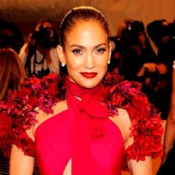 Jennifer Lopez en vestido rojo