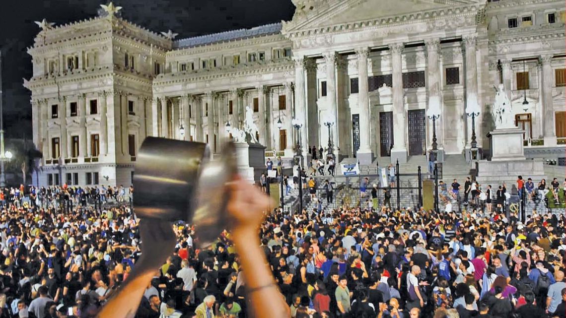 Images from the impromptu 'cacerolazo' pot-banging protests in response to Javier Milei's emergency economic measures.