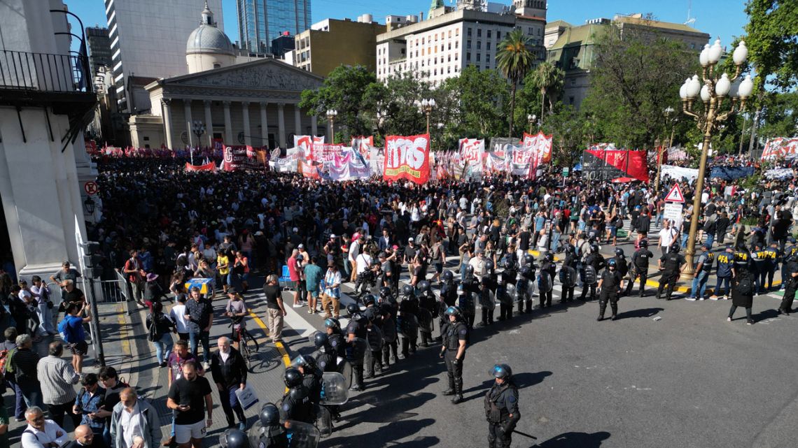 Aerial view of riot police stand guarding as protesters arrive at Plaza de Mayo Square during the first demonstration against the new government of Javier Milei in Buenos Aires on December 20, 2023. Argentina is commemorating the 22nd anniversary of the protests of December 19 and 20 in 2001, the year of the worst economic, social and political crisis that the country has experienced in recent decades, which left 39 dead and ended with the resignation of President Fernando de la Rúa. The protests called for today are the first faced by the new government of Javier Milei. 