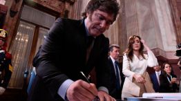 El presidente Javier Milei firma el DNU para los cambios en economía