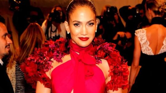 Jennifer López lleva el vestido rojo perfecto para esta Navidad