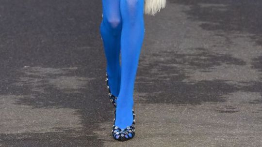 La tendencia del 2024 viene en color azul: así son las medias que serán furor en TikTok y en todos lados