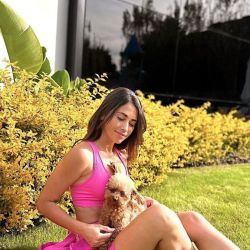 Antonela Rocuzzo disfruta del verano rosarino en una bikini estilo Barbiecore