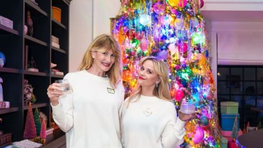 Reese Witherspoon y Laura Dern demuestran que son mejores amigas con matching outfits para celebrar Navidad