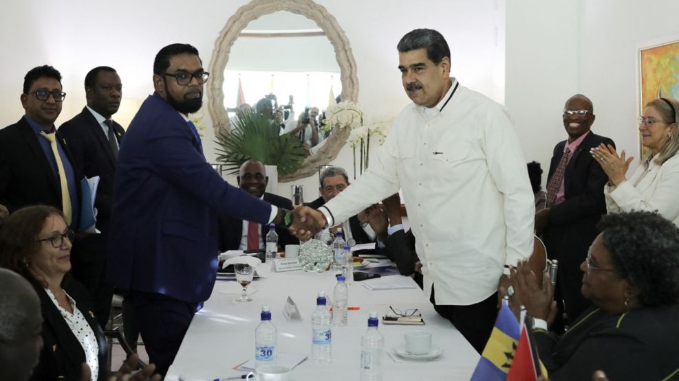 Nicolás Maduro e Irfaan Ali