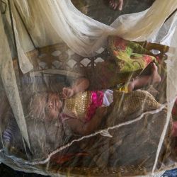 Esta foto muestra a un niño rohingya en una casa improvisada en el campo de refugiados de Kutupalong en Ukhia, en el distrito de Cox's Bazar, en el sureste de Bangladesh. | Foto:MUNIR UZ ZAMAN / AFP