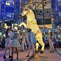 La gente observa a los bailarines durante un espectáculo navideño frente al centro comercial Siam Paragon en Bangkok, Tailandia. | Foto:LILLIAN SUWANRUMPHA / AFP