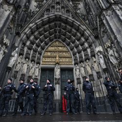 La policía se encuentra frente a la catedral de Colonia. La policía alemana anunció que estaba registrando la catedral en la ciudad occidental de Colonia con perros rastreadores tras una "advertencia de peligro"." | Foto:INA FASSBENDER / AFP
