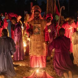 Los fieles de la Misión de la Iglesia Africana Legio María se reúnen para orar durante la misa de vigilia de Nochebuena en una iglesia cerca de Ugunja. | Foto:LUIS TATO/AFP