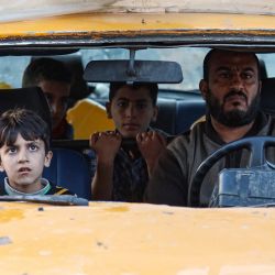 Los residentes del campo de refugiados de Bureij llegan a Deir al-Balah, en el centro de la Franja de Gaza, tras una orden de evacuación, en medio del conflicto en curso entre Israel y el grupo militante palestino Hamás. | Foto:AFP