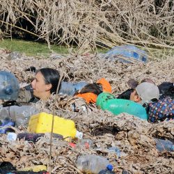 Migrantes cruzan las orillas del río Grande hacia Estados Unidos, visto desde Matamoros, México. | Foto:ANGEL DOMINGUEZ / AFP