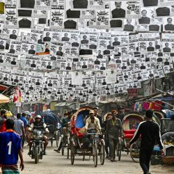 Se ven carteles de los candidatos electorales colgados sobre una calle antes de las elecciones generales de 2024, en Dhaka, Bangladesh. | Foto:MUNIR UZ ZAMAN / AFP
