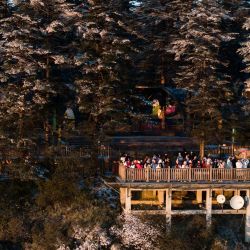 Visitantes disfrutan del paisaje del amanecer en la cima de la montaña Wawu, en el suroeste de China. | Foto:Xinhua/Jiang Hongjing