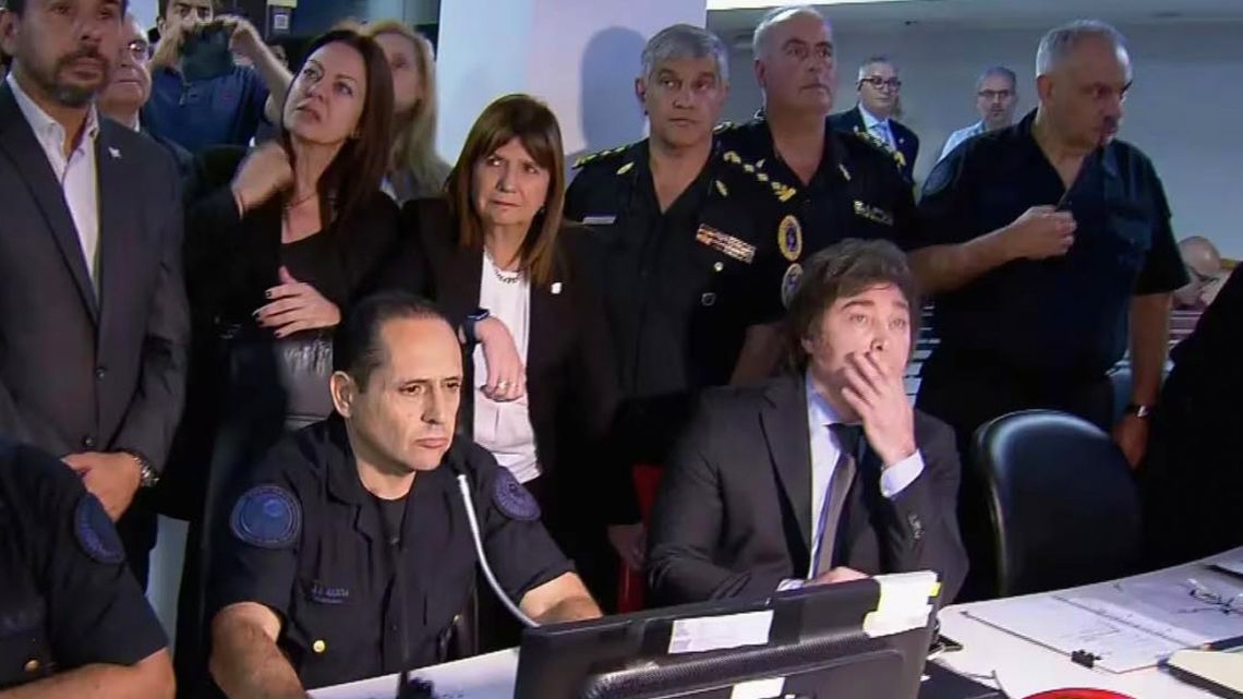 President Javier Milei, accompanied by officials, security officers and Security Minister Patricia Bullrich and Human Capital Minister Sandra Pettovello, watch the policing of the December 20 operation.