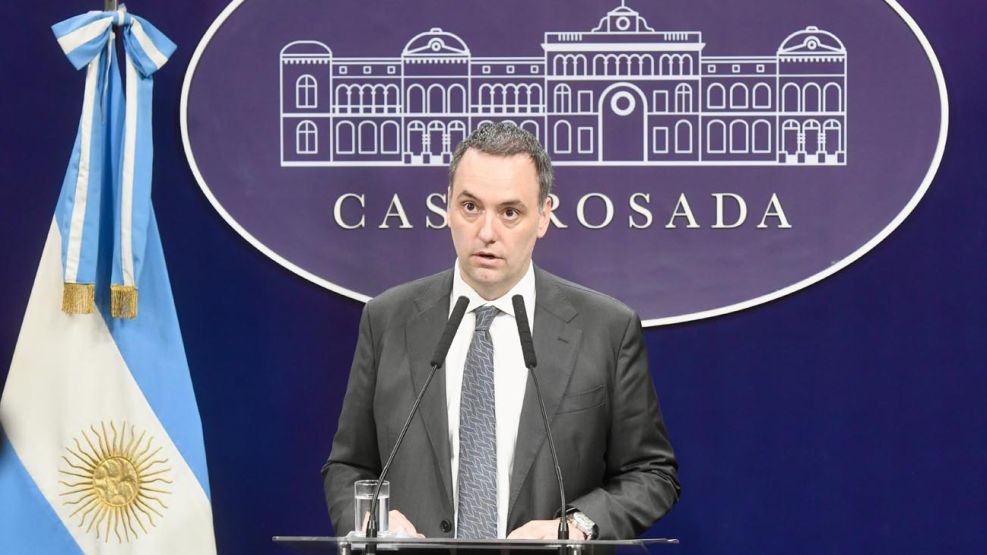 El portavoz presidencial, Manuel Adorni en conferencia de prensa