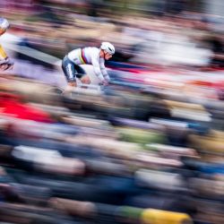 El ciclista holandés Mathieu Van Der Poel se adelanta al ciclista belga Wout van Aert durante la carrera de élite masculina en la etapa 9 (de 14) del evento ciclista de ciclocross de la Copa Mundial de la UCI en Amberes. | Foto:JASPER JACOBS / Belga / AFP