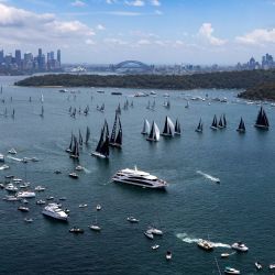 Esta imagen tomada y recibida de Rolex muestra yates compitiendo en el inicio de la regata anual de Sídney a Hobart el Boxing Day en el puerto de Sídney. | Foto:Andrea Francolini / ROLEX / AFP