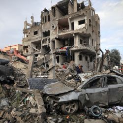 Los palestinos inspeccionan los daños en el campo de refugiados de Al-Maghazi después de un ataque israelí nocturno, en medio de batallas en curso entre Israel y el grupo militante palestino Hamás. | Foto:MAHMUD HAMS / AFP