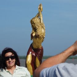 Turistas toman fotografías con una estatua de Shakira en el Malecón de Barranquilla, Colombia. | Foto:AFP