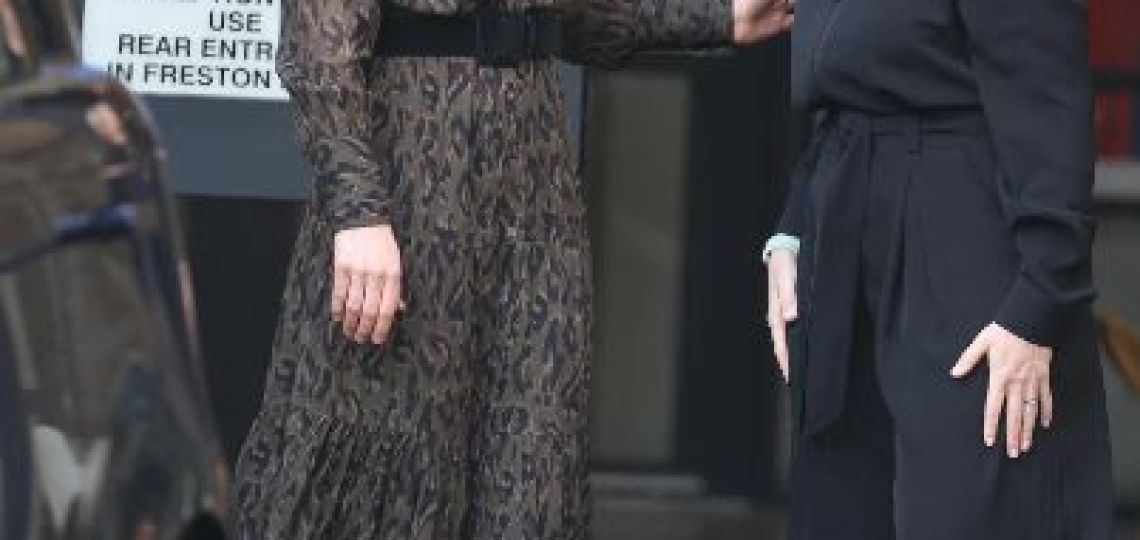 Ideas de look de vestidos con botas para el cierre de otoño e inicio de invierno