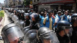 Manifestación en la Avenida Corrientes y Uruguay