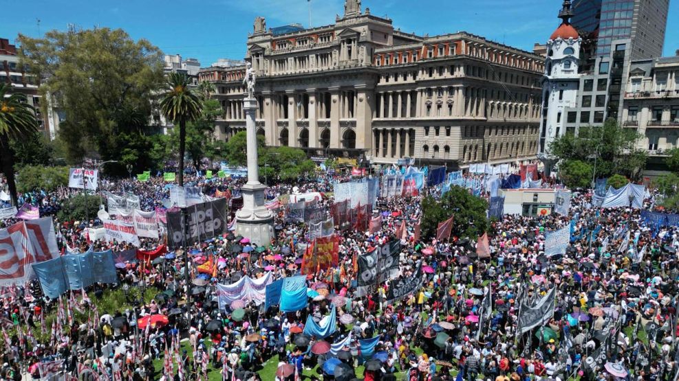 Marchas en Olivos por alimentos y protestas contra el DNU de Milei qpasó