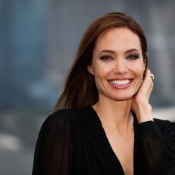 Angelina Jolie con pantalones anchos y tapado